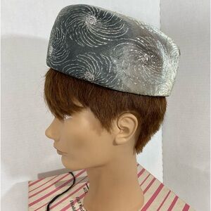 Vintage 1950s pillbox event hat w/ silver galaxy brocade grey velvet w/pink bow